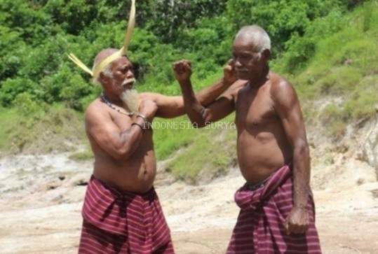 Hadok tinju tradisional, cara bersyukur ala orang Atadei Lembata NTT